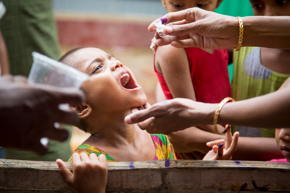 تُوزع لقاحات الكوليرا عن طريق الفم لمساعدة المتطوعين والمنظمات غير الحكومية المحلية والدولية والأمم المتحدة في مخيم اللاجئين في بالوخالي، في 12 أكتوبر 2017.