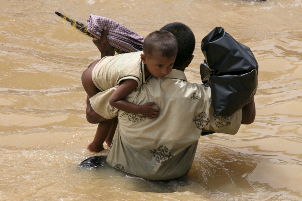 Bangladesh : Rohingya Refugees Flood Into Bangladesh