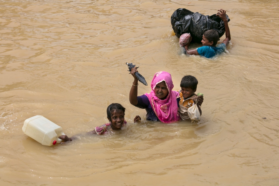 Bangladesh : Rohingya Refugees Flood Into Bangladesh