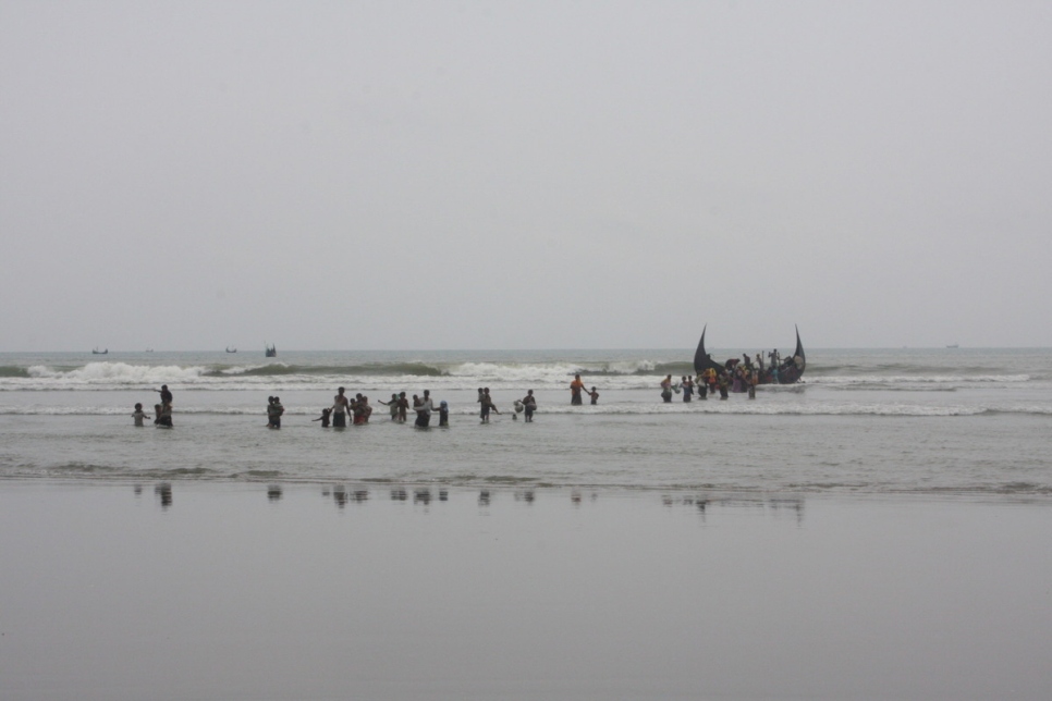 Bangladesh. Rohingya families flee Myanmar by land and sea