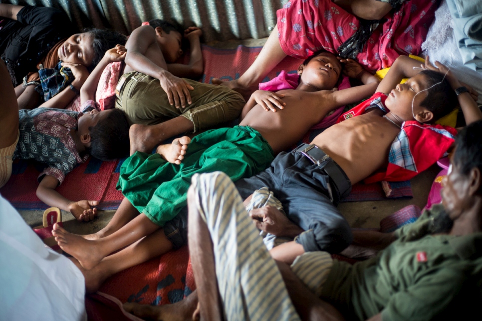 Bangladesh. Psychologists help Rohingya survivors