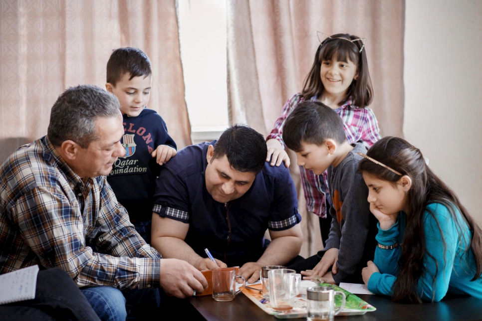 عماد أحمد مع أربعة من أطفاله الخمسة وتنجيز كولبايا.