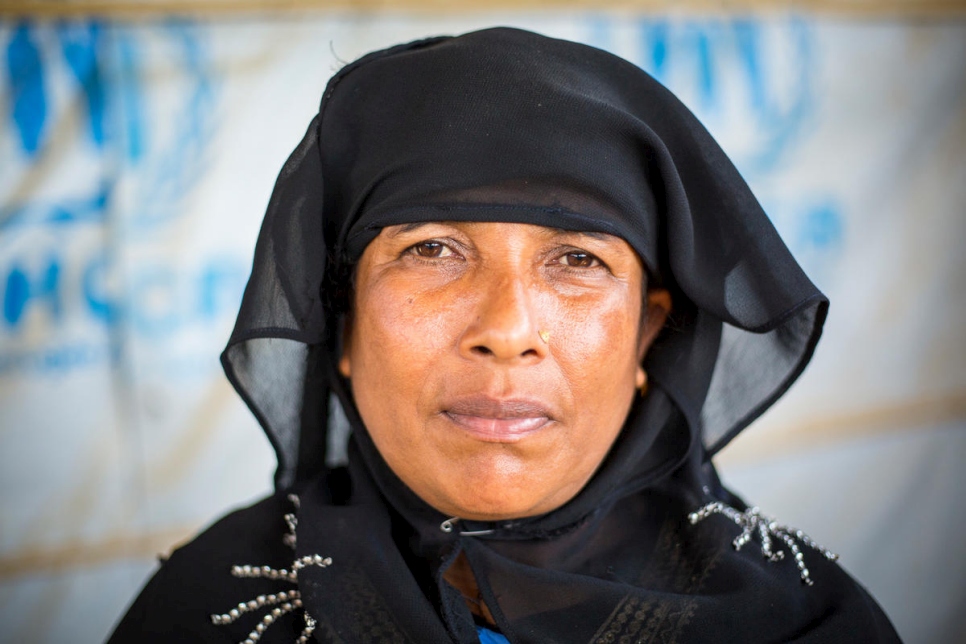 ريهينا بيغوم، 45 عاماً، في نقطة معلومات خاصة بالمفوضية في مخيم كوتوبالونغ للاجئين، بنغلاديش.