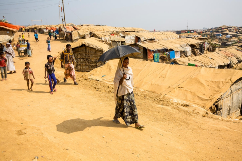 صوفيا خاتون تذهب إلى مأواها في مخيم كوتوبالونغ للاجئين، بنغلاديش.
