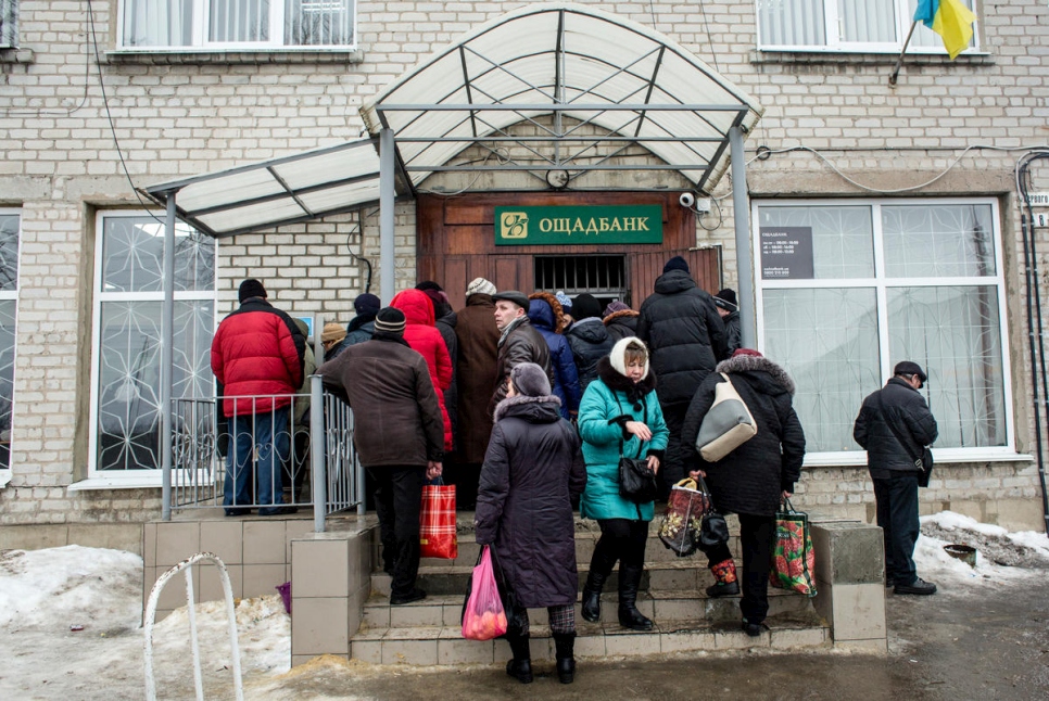 متقاعدون ينتظرون استلام معاشاتهم التقاعدية من مصرف الدولة في فولنوفاخا. 