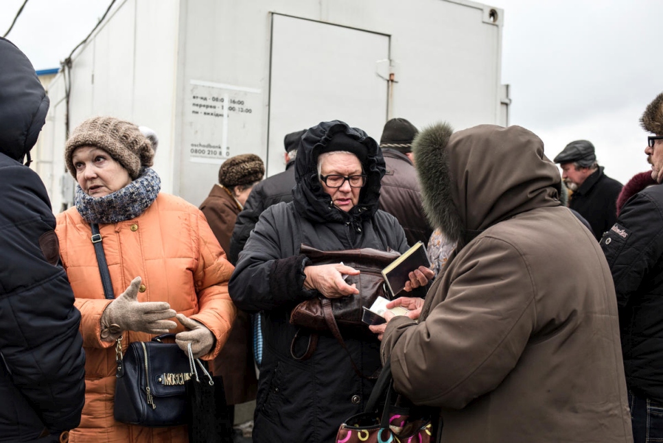 أشخاص مسنون في نقطة التفتيش في نوفوترويتسك لاستلام معاشاتهم التقاعدية.