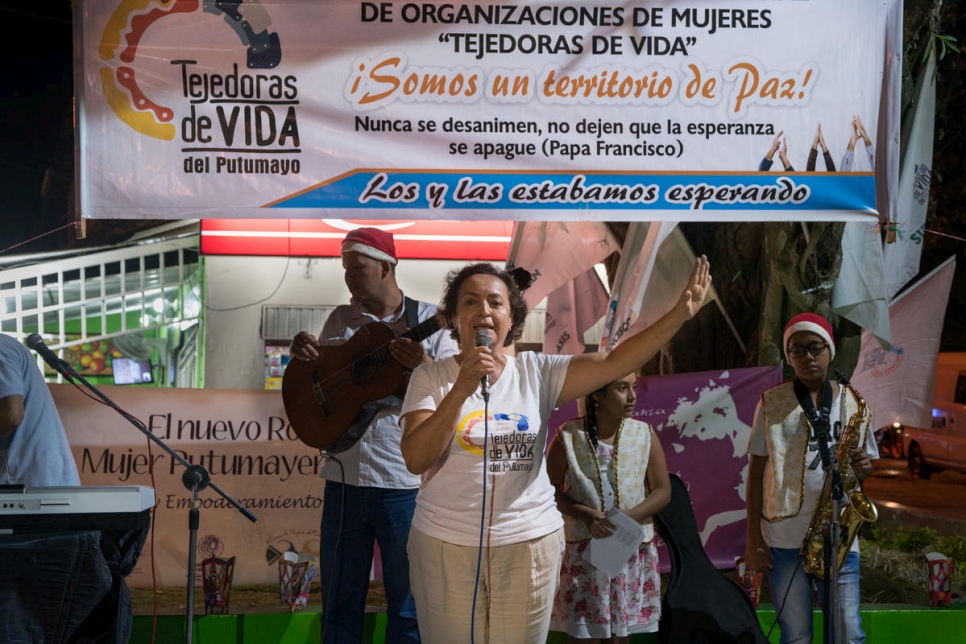 فاطمة مورييل تتوجه إلى الحاضرين في مناسبة مجتمعية لـ"يوم الشموع الصغيرة" وهو يوم عطلة رسمية في كولومبيا. 