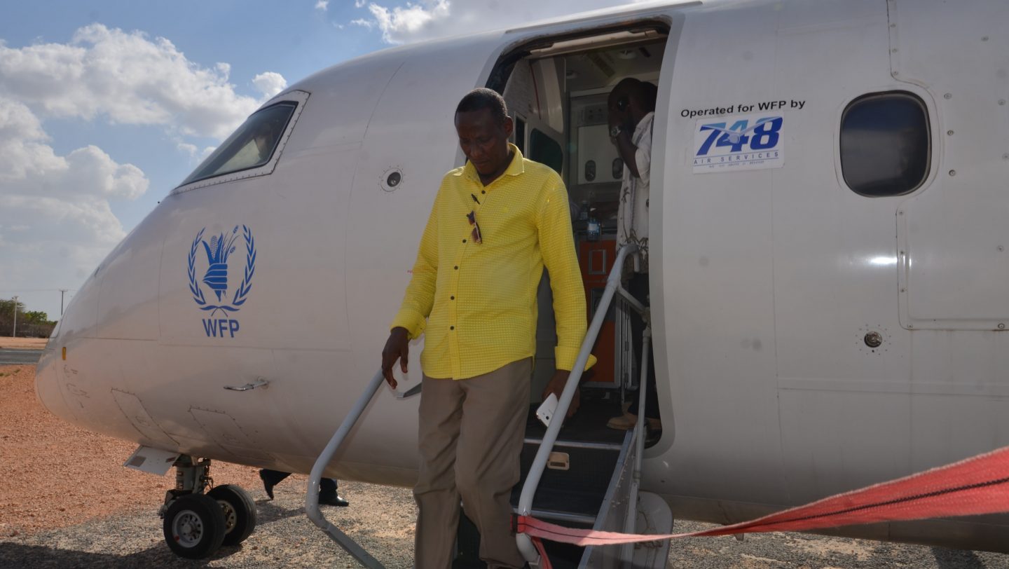 Abdirahman Omar Khalif disembarks from the UN plane at Dadaab airstrip on returning from the 'Go and See Visit' in Mogadishu. UNHCR B. Rono