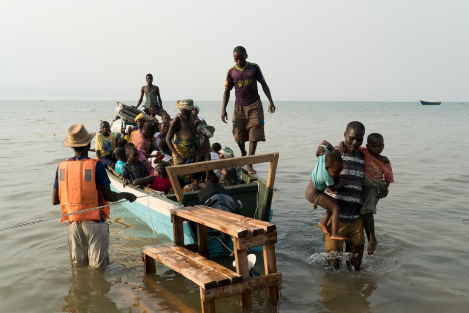 يستخدم اللاجئون قوارب صغيرة أو قوارب صيد مكتظة ومتداعية.