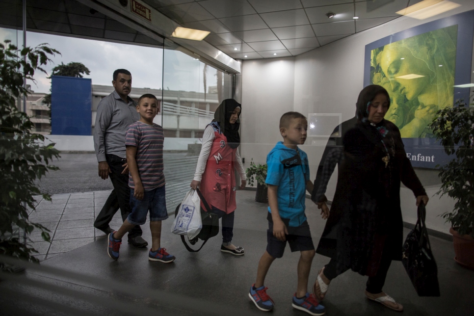 برفقة عائلتهم، محمد وعصام يصلان إلى مستشفى ساكر كور في الحازمية بالقرب من بيروت. 
