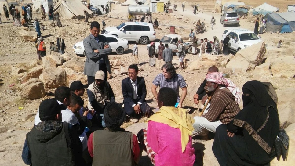 يتفاوض آدم شقيري (في الوسط، بالقميص الأزرق) مع ملاّك الأراضي والسلطات لضمان الوصول الفوري لتقديم المساعدة إلى 300 أسرة نازحة في مخيم غير رسمي في خمير، في اليمن، في فبراير 2017.