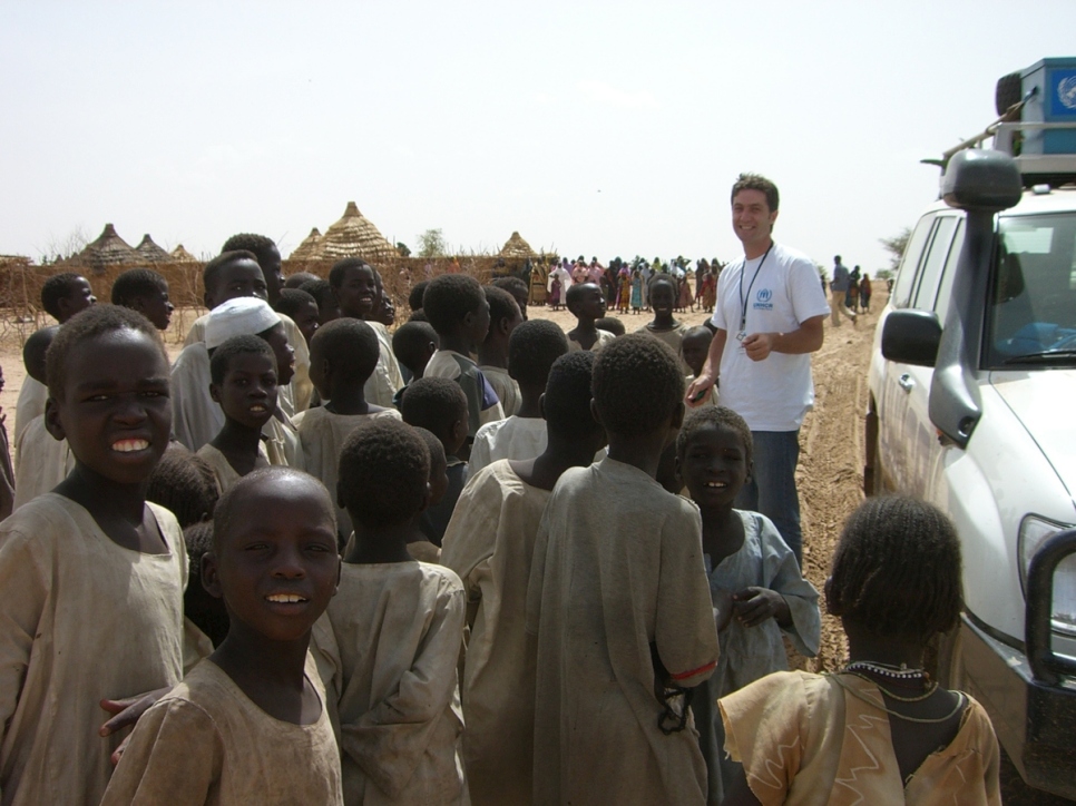 نقل اللاجئين التشاديين من الحدود السودانية التشادية داخل غرب دارفور إلى مخيم مورني للاجئين، يونيو 2007.