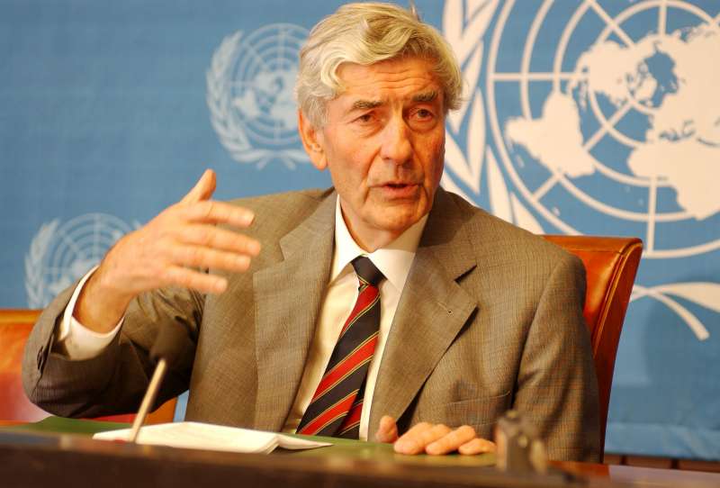United Nations High Commissioner for Refugees, Mr Ruud Lubbers, at the press conference taking place at the end of the week-long meeting of the UNHCR Executive Committee, Palais des Nations, Geneva, Switzerland. / UNHCR / S. Hopper / October 8, 2004.