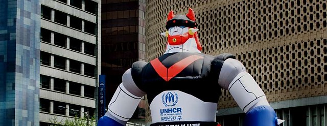 Korea / A 5-meter tall inflatable statute of UNHCR Goodwill Envoy Robot Taekwon V stands in Seoul's City Hall Square, during the Hope TV SBS Event in May 2011. 
Photo: UNHCR Korea
