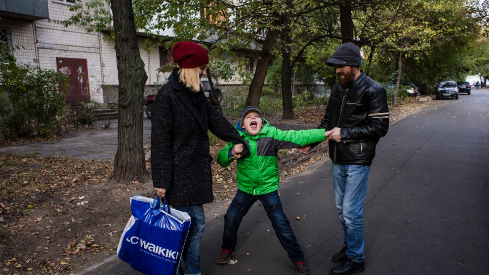 Anna, Igor et Gesha Gvozd marchent non loin du logement qu'ils louent à Kiev. 
