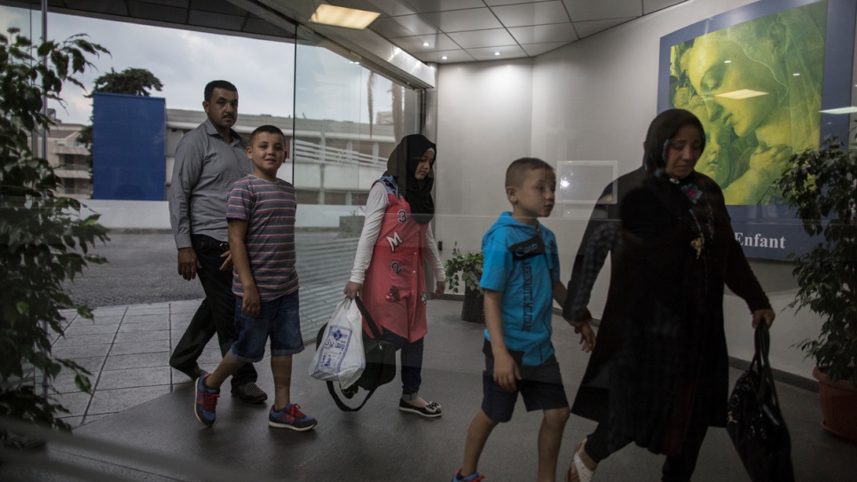 Accompagnés de leur famille, Mohamed et Issam arrivent à l'hôpital du Sacré Coeur de Hazmieh, près de Beyrouth. 