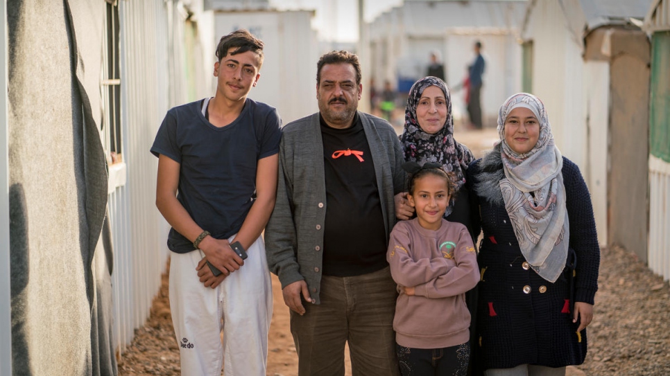 Le réfugié syrien Ehsan Al Khalili, son épouse Rabab et trois de leurs enfants devant leur abri dans le camp de réfugiés d'Azraq, en Jordanie. 