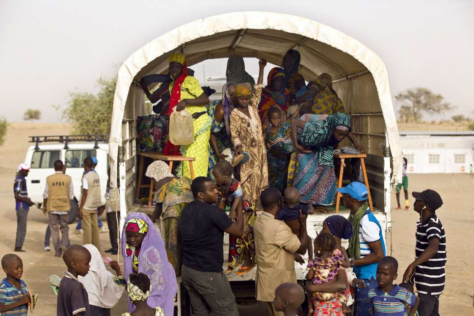 Des réfugiés nigérians arrivent au camp de Sayam Forage, après avoir quitté l'installation de Gagamari, située le long de la Route nationale 1, où ils ont vécu pendant des mois avec une aide limitée. 