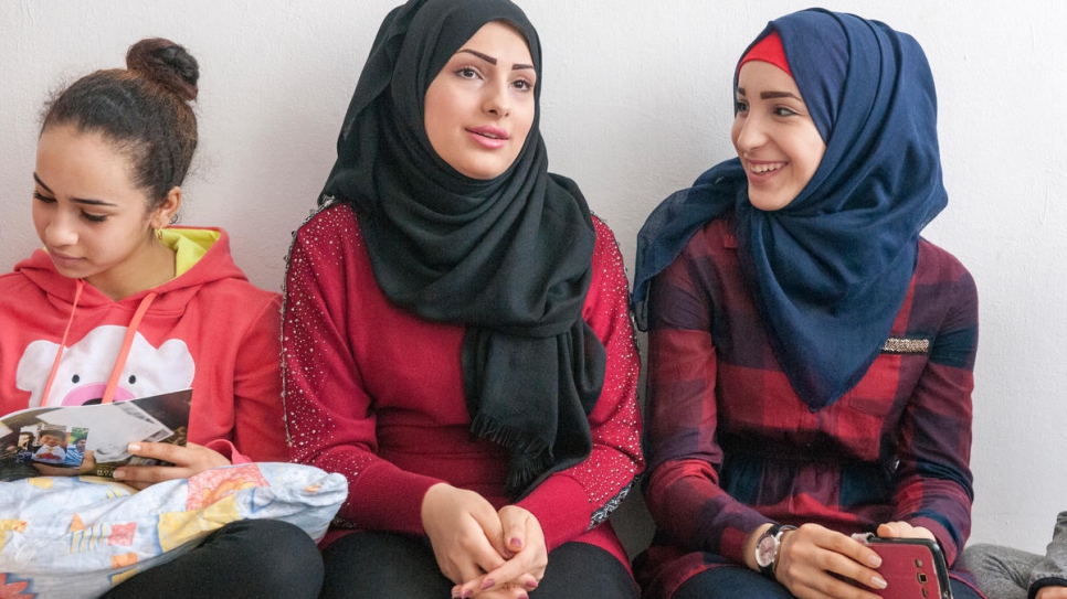 Trois des sept filles Al-Bashawat (de gauche à droite) Hadeel, 15 ans, Abeer, 20 ans, et Ghadeer, 17 ans. Ghadeer veut devenir infirmière tandis qu'Abeer épousera bientôt un Syrien vivant en Autriche. 