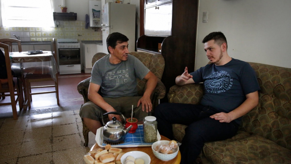 Tony Kassab (à droite) parle avec son oncle, Farhan Kassab, qui a quitté Homs, en Syrie, en 1998 pour s'installer en Argentine et qui dirige aujourd'hui une chaîne de restaurants spécialisés en cuisine moyen-orientale à emporter 