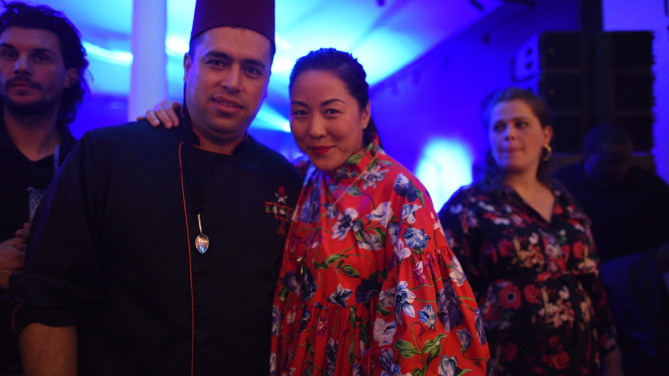 Mohammad El Khaldy et Carol Lim, créatrice de Kenzo, après le défilé de mode pour lequel Mohammad a concocté un menu de plats moyen-orientaux. 