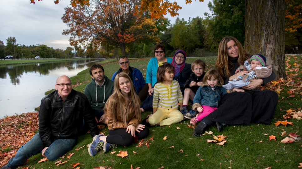 Winston et Tina Bromley, ainsi que Tanna et Joe Edwards, font partie d'un groupe de bénévoles qui a aidé la famille Eshadi à se réinstaller à Peterborough, au Canada. 