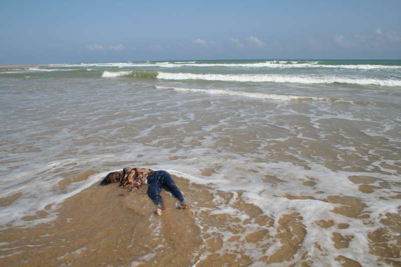 Le corps sans vie d'une Somalienne, échoué sur une plage du sud du Yémen. Pour éviter de se faire repérer, les passeurs forcent souvent leurs passagers à sauter par-dessus bord dans des eaux infestées de requins, alors qu'ils sont encore loin du rivage.