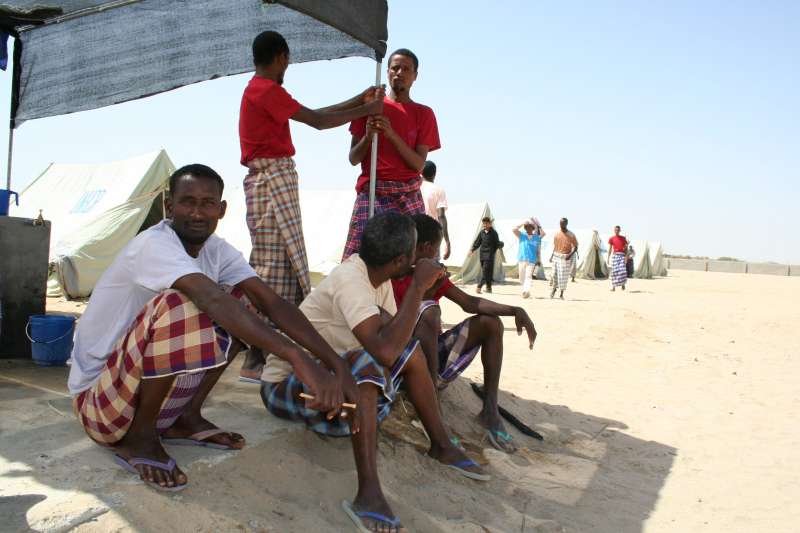 De nouveaux arrivants, au centre d'accueil d'Ahwar au Yémen. Le nombre accru d'arrivées en 2008 est majoritairement dû au conflit en Somalie et aux nouveaux itinéraires empruntés par les passeurs depuis la Somalie et Djibouti vers le Yémen.