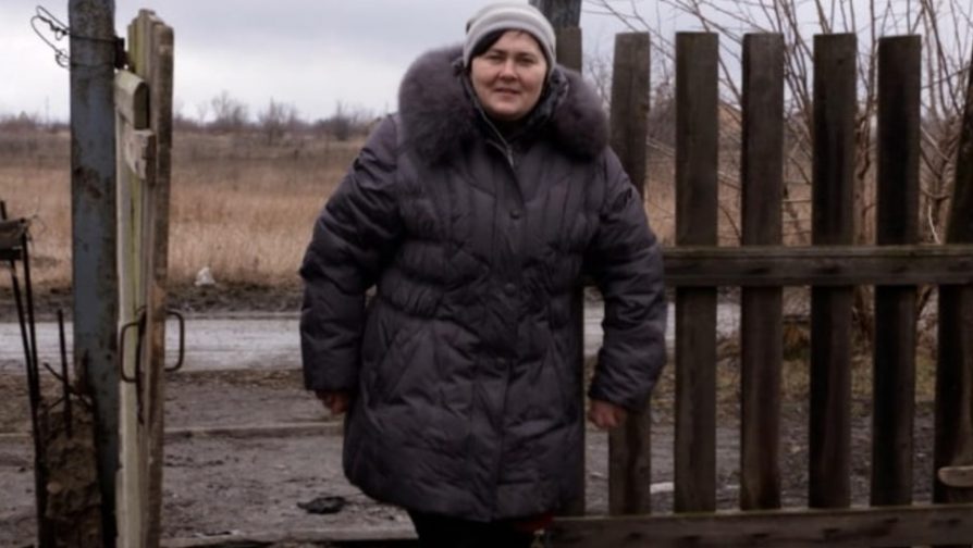 Одинока мати у забутій світом зоні конфлікту на сході України плекає надію про настання миру