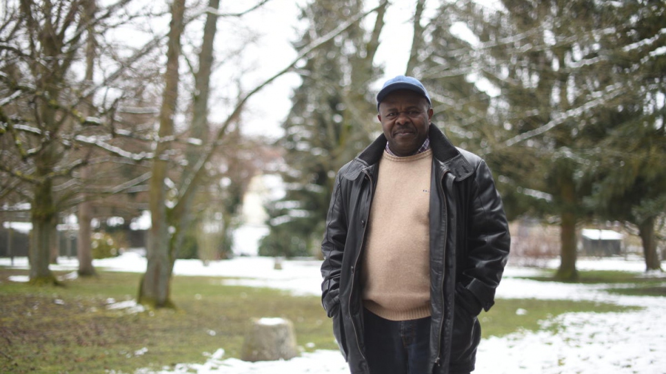 Nicolas Maheshe Ndoole est animateur socio-éducatif chez France Horizon. Il fait un doctorat en sciences de l'éducation.