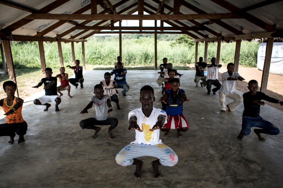 راقصون من اللاجئين يقومون بالإحماء قبل المشاركة في صف في مخيم إنكه للاجئين، في جمهورية الكونغو الديمقراطية.
