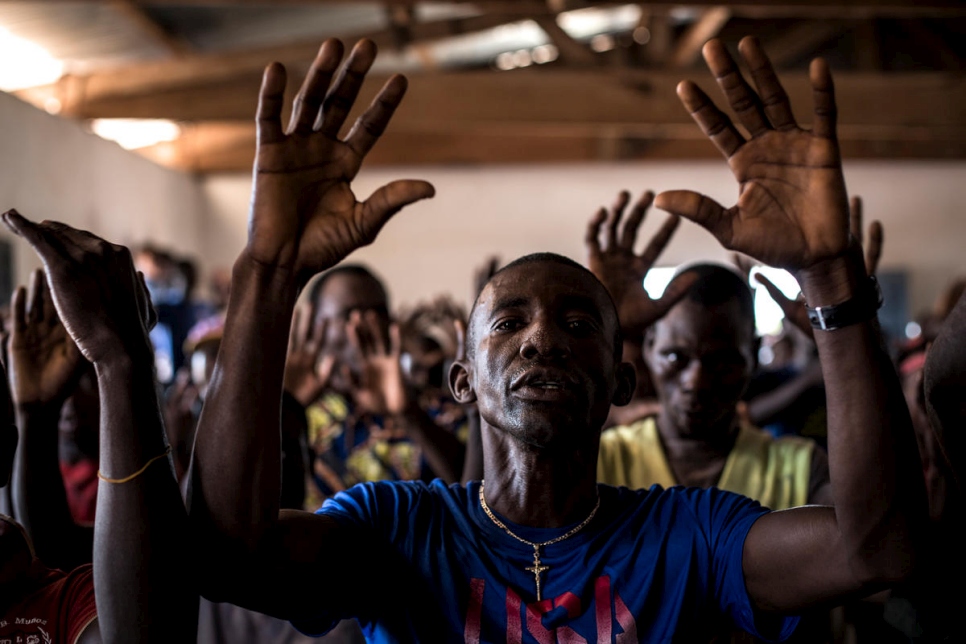 لاجئون من جمهورية إفريقيا الوسطى يرقصون ويغنون أثناء مشاركتهم في صف لجوقة في مخيم إنكه للاجئين، جمهورية الكونغو الديمقراطية.