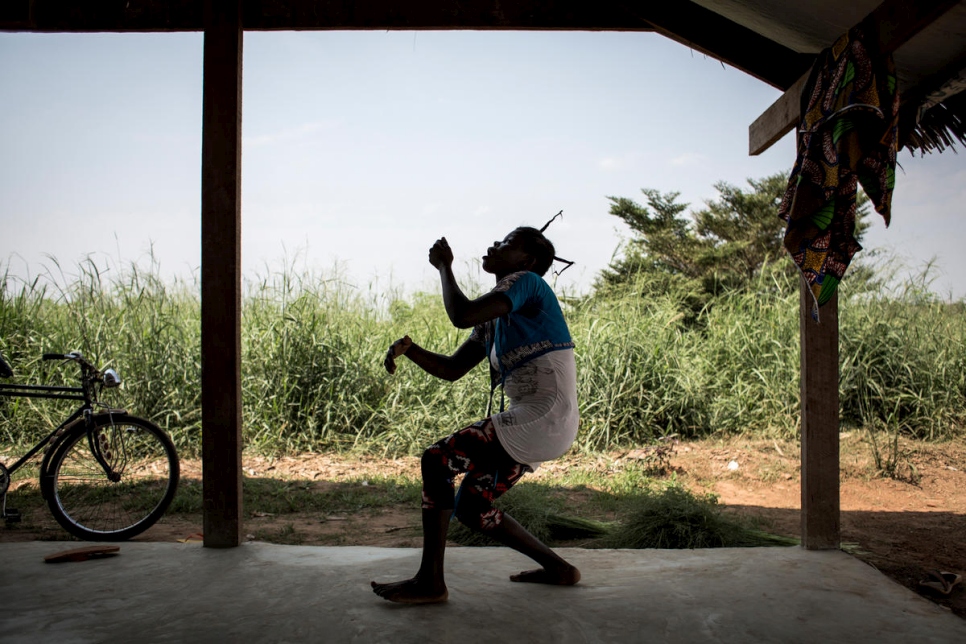 لاجئة من جمهورية إفريقيا الوسطى تطبق بضع خطوات في صف للرقص المسرحي في مخيم إنكه للاجئين
