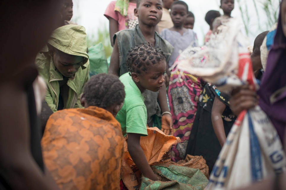 أطفال كونغوليون نازحون داخلياً في كاليمي، عاصمة إقليم تنغانيكا، يعملون في مناوبات صباحية مبكرة لتعبئة الرمل من بحيرة تنغانيكا في أكياس.