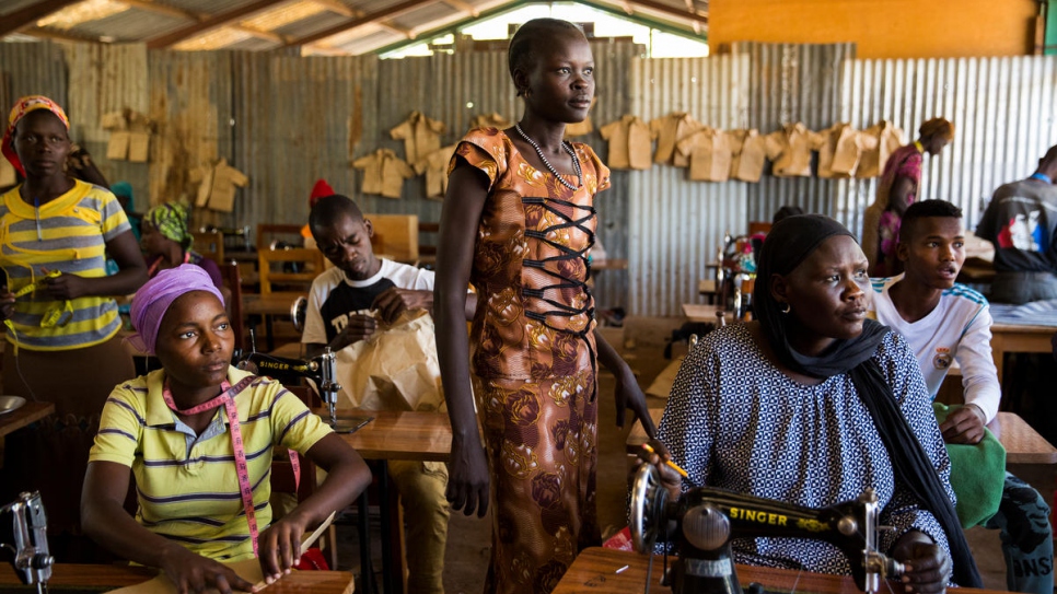 Des réfugiés apprennent la couture, au camp de réfugiés de Kakuma. 