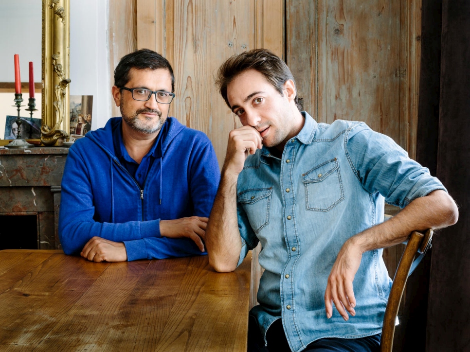 Hussam est arrivé en France il y a un an, pour fuir la guerre en Syrie et rejoindre sa famille. Il a trouvé chez Lucien plus qu'un simple logement. Les deux amis partagent beaucoup de moments de convivialité et de recettes de cuisine! Lyon, France.