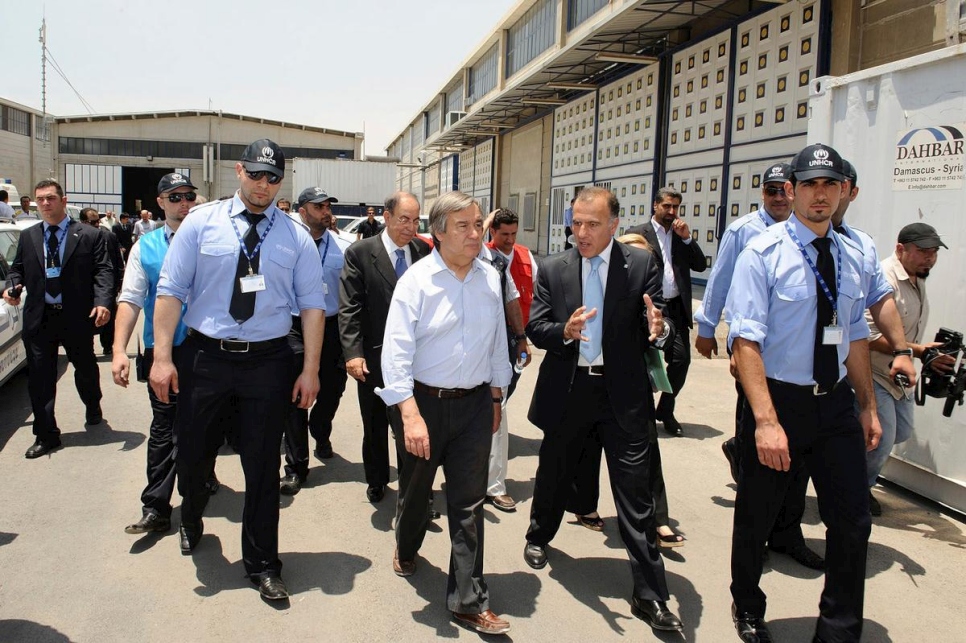 المفوض السامي السابق أنطونيو غوتيريس في جولة في مركز دوما للتسجيل وتوزيع الغذاء في دمشق، برفقة أيمن غرايبة، في يونيو من عام 2010.