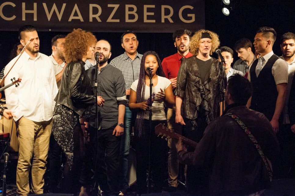لاجئون وطلاب موسيقى يشاركون في أول حفلة موسيقية مشتركة في حانة شوارزبرغ للموسيقى في فيينا. 