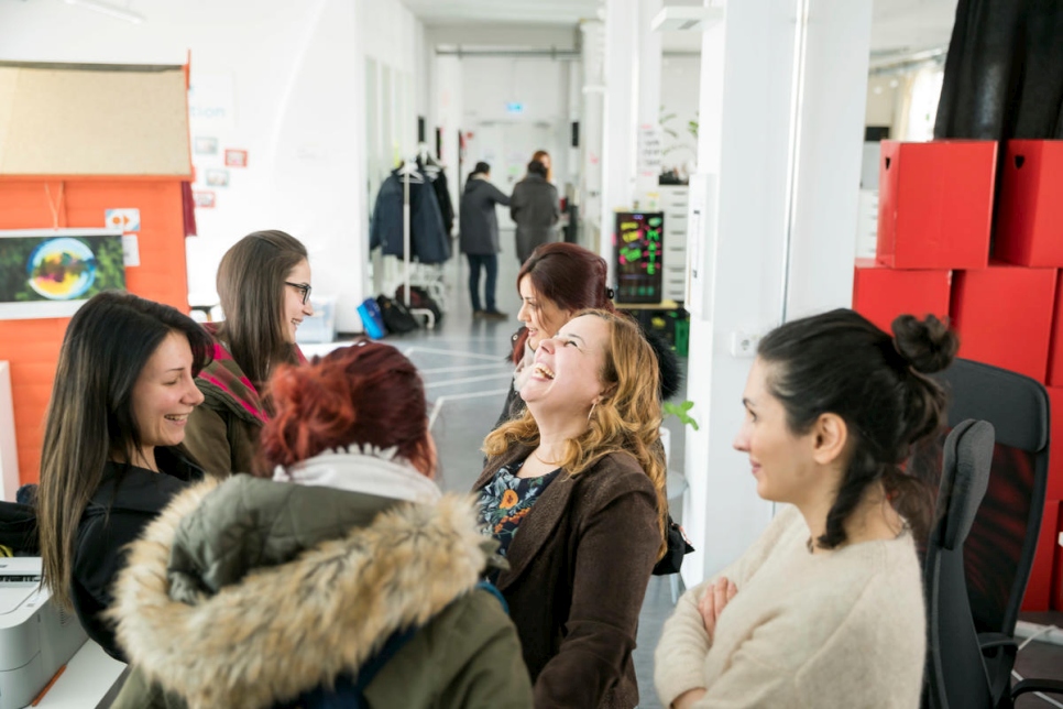 أنان جاكيش (في الوسط) تتحدث مع زميلاتها بعد انتهاء الصف في كلية "ريدي"، برلين.
