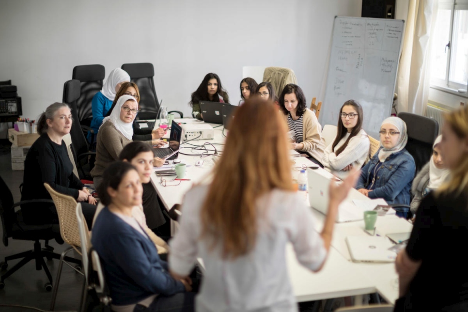 مناقشة في الصف خلال الدورات تهدف إلى زيادة عدد النساء في مجال تعلم التكنولوجيا.