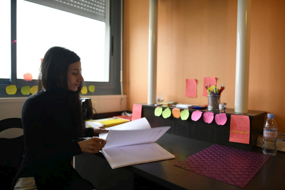 أميرة عمر في غرفتها الواقعة في ردهة السكن الجامعي في تولوز. بعد إتمام دورة دراسية تأسيسية لمدة سنة في اللغة الفرنسية، تأمل في دراسة الاقتصاد. 