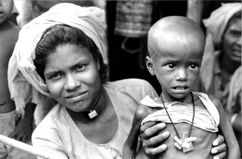 بدأ حوالي 250,000 لاجئ من الروهينغا من ميانمار بالوصول إلى بنغلاديش في أوائل العام 1991. وقد عاد عدد كبير إلى وطنهم حيث تقدم المفوضية المساعدة وتراقب أوضاعهم. 
