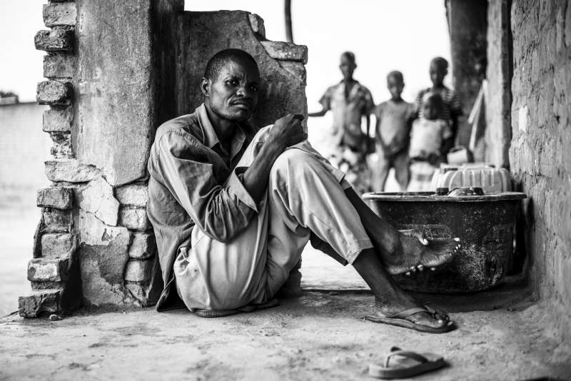 لاجئون سودانيون من إقليم دارفور في شرق تشاد عام 2004. أجبر هؤلاء على الفرار من منازلهم هرباً من هجمات المجموعات المسلحة.  
