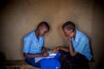 أنيث سيوزوزو (يسار)، 15 عاماً، من رواندا، وبيلاكا إيريكونغوما (يمين)، 16 عاماً، من بوروندي صديقتان حميمتان في مدرسة "بايسانات"، مخيم ماهاما للاجئين، كيريهي، شرق رواندا.