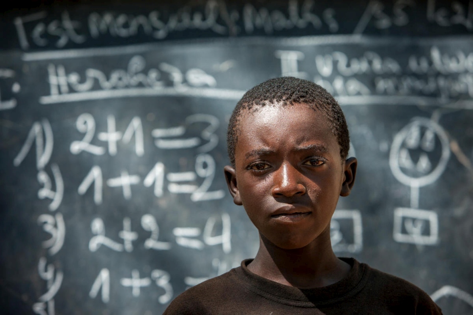 يقول إيراهوزي، 14 عاماً، الذي فر من بوروندي: "يتسبب هبوب الرياح بتكسر الأغصان، أما عندما تكون أشعة الشمس قوية، فيصبح الطقس حاراً جداً ونضطر أحياناً إلى وقف الدروس."