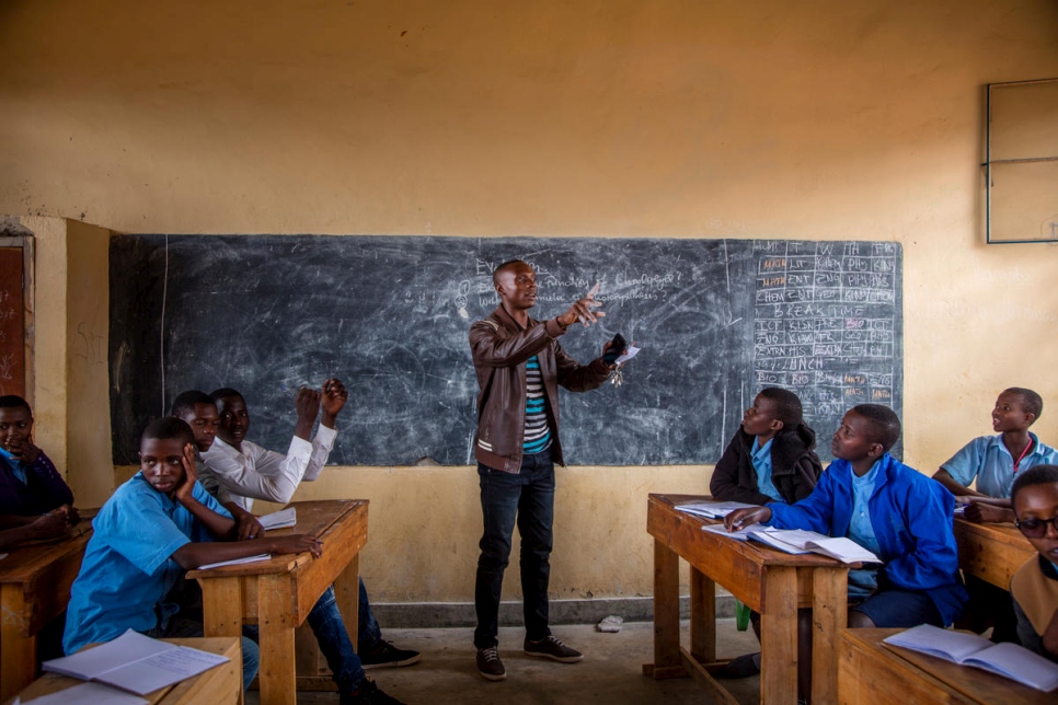 الطلاب معاً في مدرسة "بايسانات". 80% من الطلاب هم لاجئون بورونديون و20% من المجتمع الرواندي المستضيف.