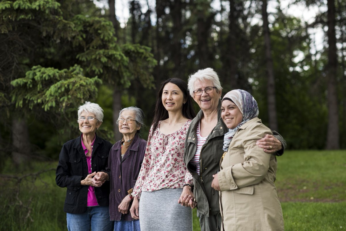 Refugees and their sponsors spending time at a park in Edmonton, Alberta. From left to right: Leona Heuver, Vietnamese refugee Huong Tran, Vietnamese refugee Dr Nhung Tran-Davies, Vicky Baril, and Syrian refugee Somaya Alchabli.