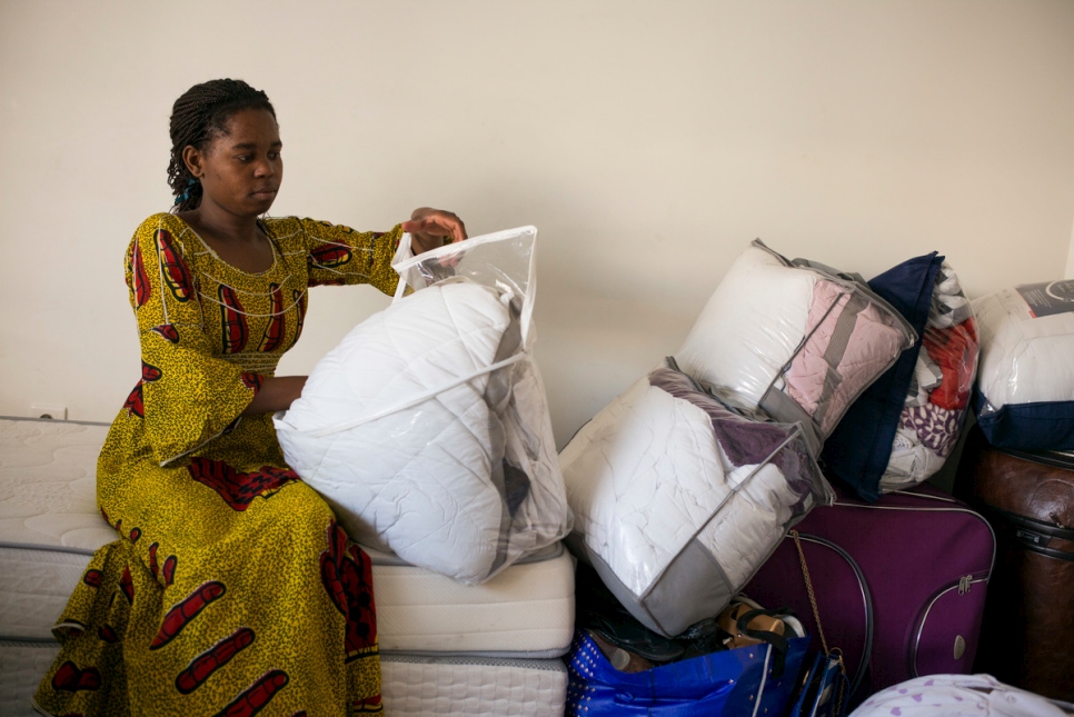 Bora, une Congolaise ayant demandé l'asile en France, s'installe dans son nouvel appartement situé à Boussy-Saint-Antoine, au sud-est de Paris, après avoir été réinstallée avec ses enfants dans le cadre du dispositif du HCR en faveur des réfugiés vulnérables.