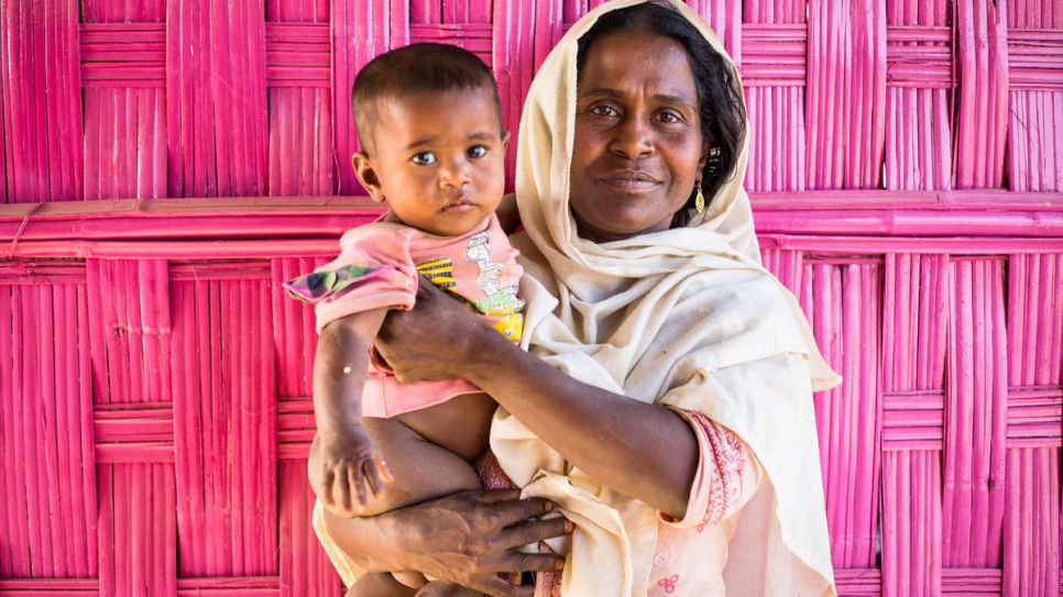 Laïla Begum, 25 ans, et son fils de 10 mois, Josna Bibi, qu'elle élève seule, devant l'atelier de couture organisé par l'agence Bangladesh Rural Advancement Commitee (BRAC), dans le camp de réfugiés de Kutupalong.