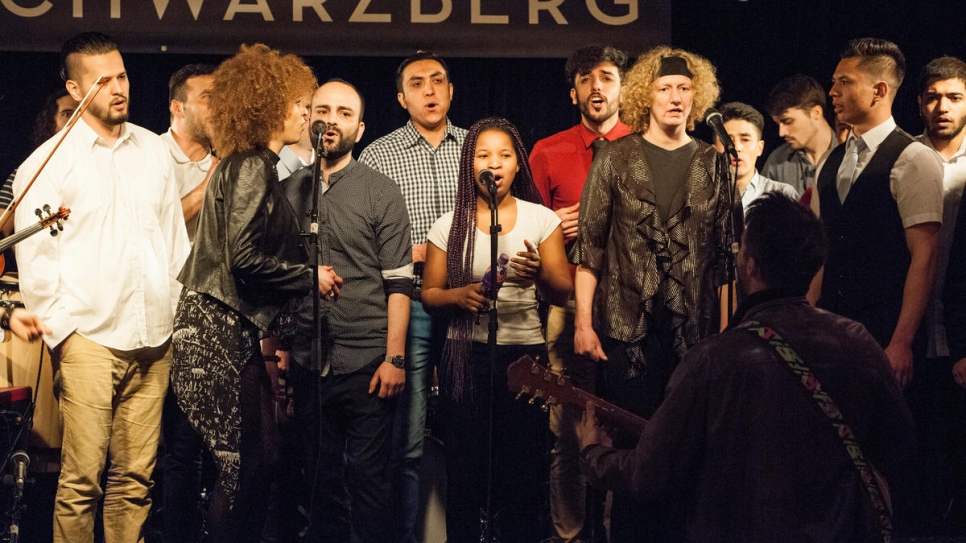 Des réfugiés et des élèves d'écoles de musique participent ensemble à leur premier concert commun au café-concert de Schwarzberg, à Vienne. 
